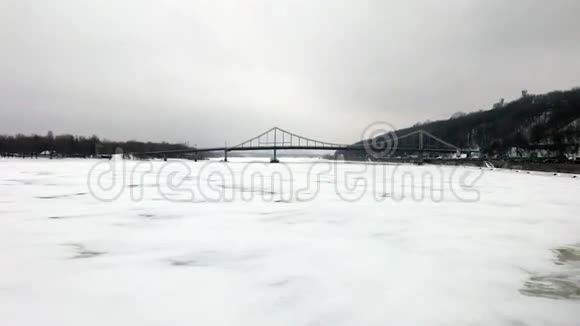 Parkovyi桥冻结Dnipro低角视频的预览图
