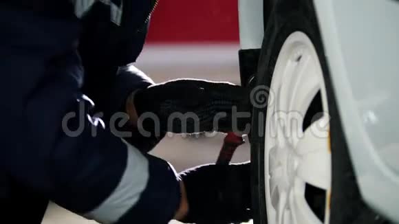 汽车修理工正在维修的汽车销车轮视频的预览图