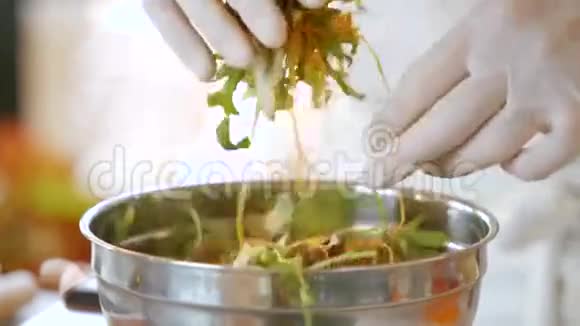 双手混合沙拉视频的预览图