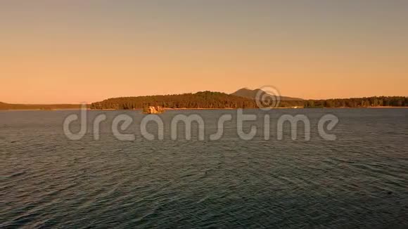 夏季日落时的空中湖景视频的预览图