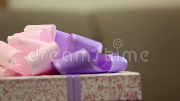 快乐可爱的小女孩孩子看起来拿着一个巨大的礼物盒包裹在紫色的丝带蝴蝶结上视频的预览图