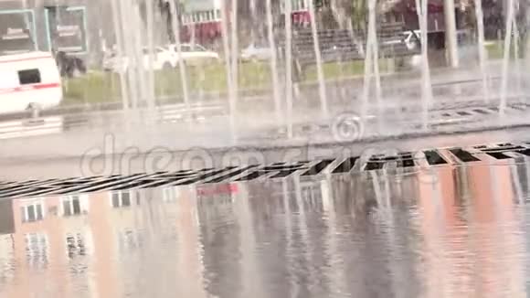 在喷泉光滑的表面上反射房屋美丽自然的大城市慢动作视频的预览图