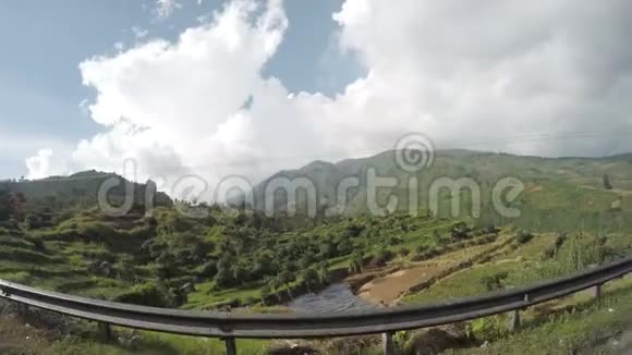 从车上可以看到在印度尼西亚爪哇的梯田上的山有种植蔬菜的床视频的预览图