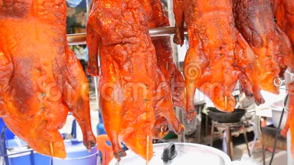 泰国和亚洲的街头食品柜台上有红北京鸭街头的异国菜肴视频的预览图