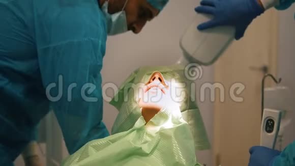 牙科医生在口腔科手术中进行局部麻醉视频的预览图
