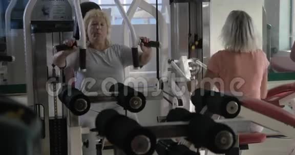 老年妇女在健身房锻炼的培训视频的预览图