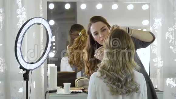 化妆师准备模特在美容店展示化妆师专业做化妆视频的预览图