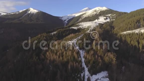 空中观景台飞越美丽的山河和美丽的森林视频的预览图
