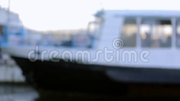 在海湾的船的背景上一位留着长发的迷人年轻女子的肖像视频的预览图
