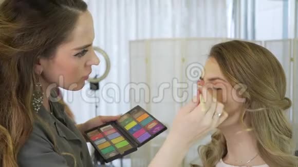 化妆师准备模特在美容店展示化妆师专业做化妆视频的预览图