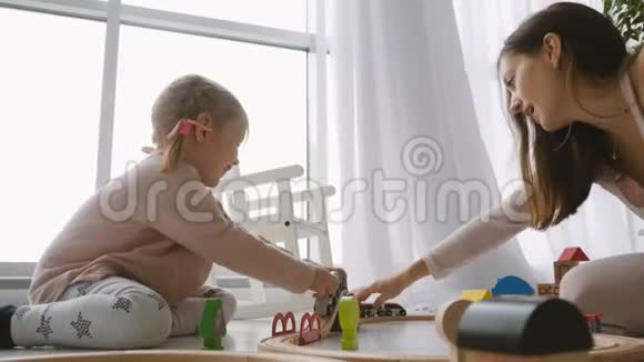 小可爱的女孩玩木玩具视频的预览图