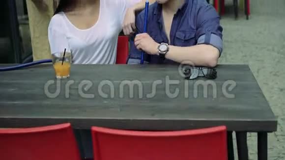 咖啡馆里的一对充满诱惑的夫妇男人抽烟女孩在看4k视频的预览图