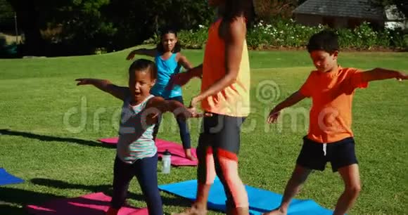 瑜伽教练指导儿童进行运动视频的预览图