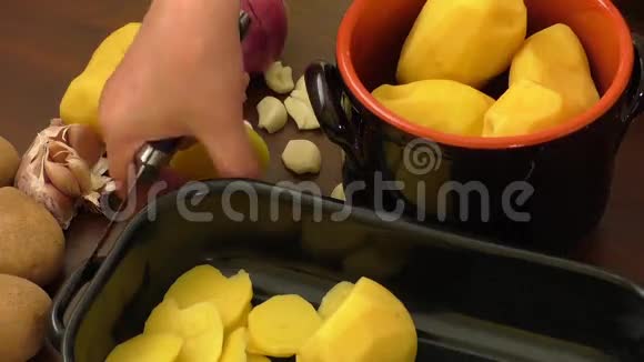 在碗里剥新土豆生切土豆视频的预览图