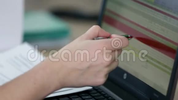 在办公室处理文件的妇女的特写镜头视频的预览图