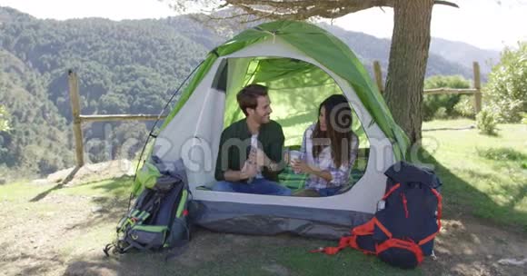 两个人在帐篷里休息视频的预览图