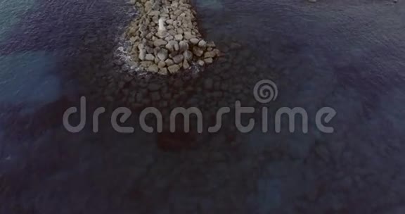美丽的透明海水和岩石视频的预览图
