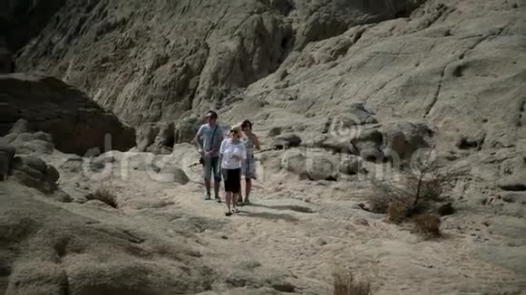 三名游客在萨法里沿着崎岖的地形前进视频的预览图