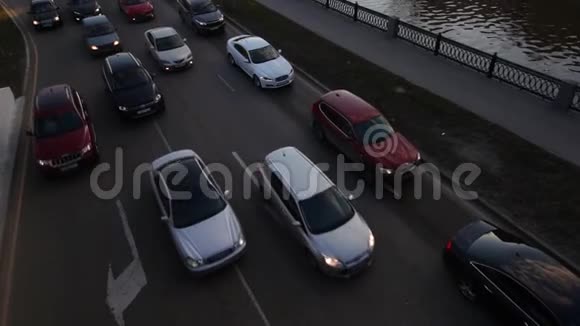 城市河堤上的交通堵塞视频的预览图