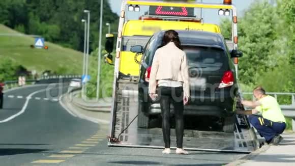 停车帮助陷入困境的妇女视频的预览图