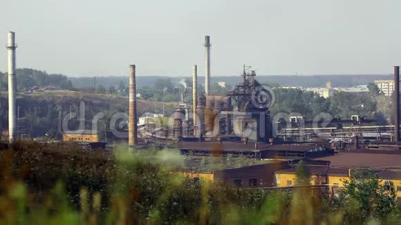 阿拉帕耶夫斯克的绿树和自然中工业植物烟雾的管道视频的预览图
