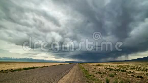 4K时间推移沙漠中的雷雨沿着这条路视频的预览图