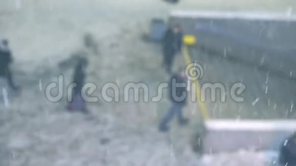 人们在雪地里走在人行道上降雪视频的预览图