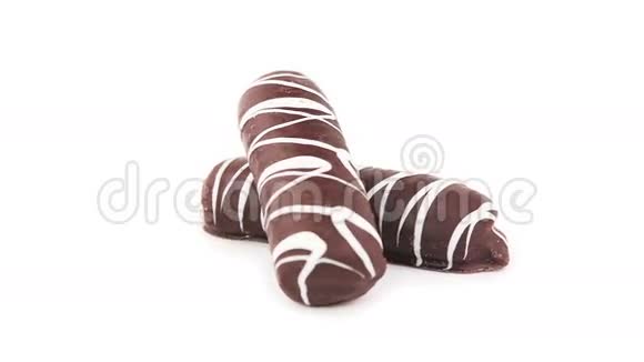 香酥饼干的焦糖糕点在黑巧克力覆盖360度打开白色背景循环视频视频的预览图