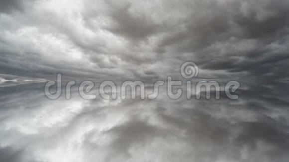风暴云反射时间流逝视频的预览图