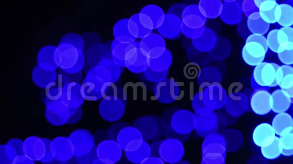 波克闪耀着蓝色的圆形闪耀着夜晚城市的花环离焦的彩灯闪闪发光视频的预览图