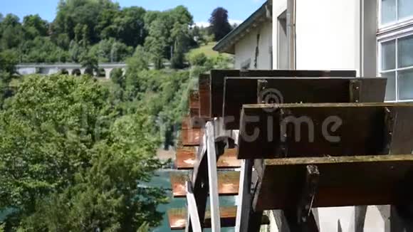木轮在瀑布上移动水视频的预览图
