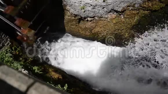 木轮在瀑布上移动水视频的预览图