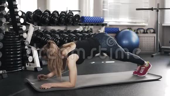 年轻女子在健身房做核心运动视频的预览图