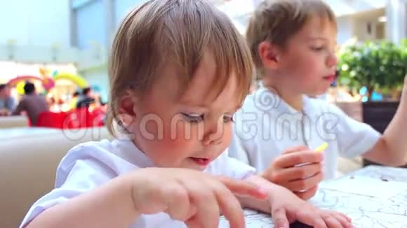 孩子们在快餐店吃饭视频的预览图