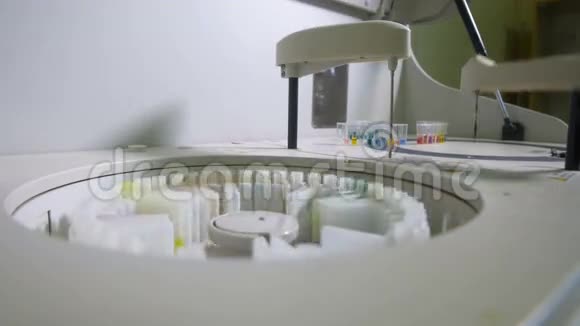 机器人设备把医疗样本放在传送线上化学制药医疗设备闭合视频的预览图