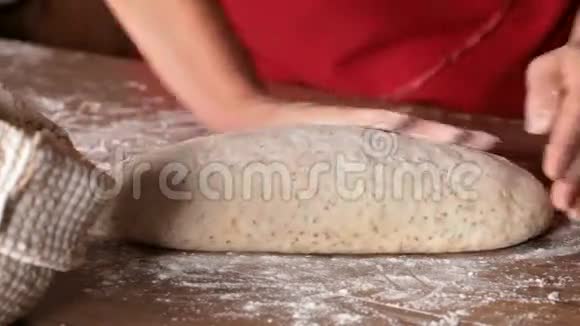 面包师切面团做面包视频的预览图