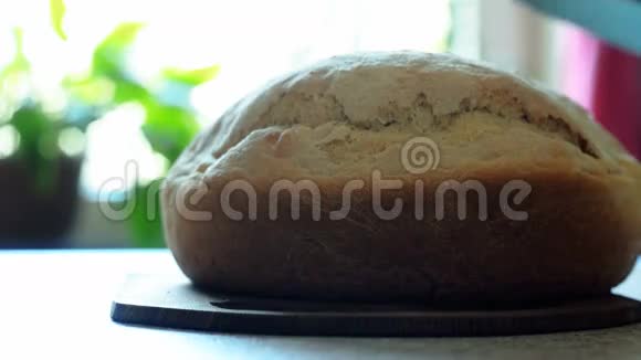 切片面包木制木板上的家庭面包切片用刀切面包白色面包的特写视频的预览图