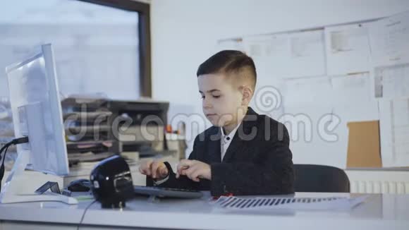 体贴帅气的男瞳在办公室键盘打字4K视频的预览图