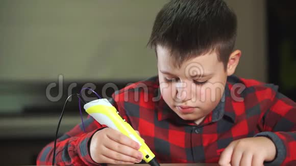 一个穿格子衬衫的少年用钢笔画了一个3D塑料图形视频的预览图