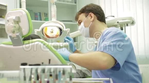 小男孩和牙医包装视频的预览图