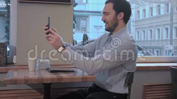 小胡子男人在咖啡馆自拍视频的预览图