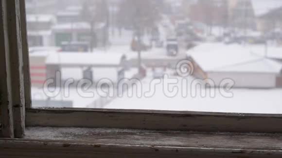冬天下雪时窗外的景色视频的预览图