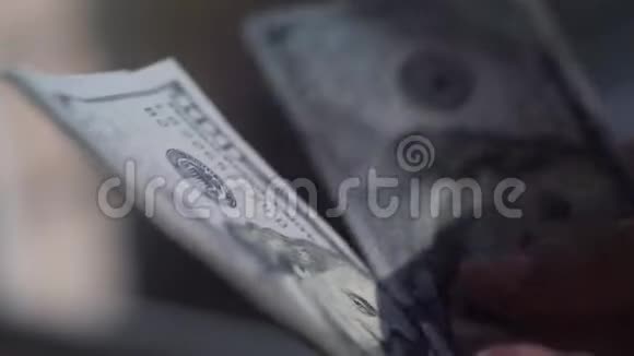计算美国货币人算钱手里拿着新美元慢动作视频的预览图