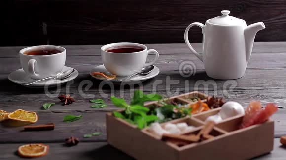 木箱杯子和茶壶视频的预览图