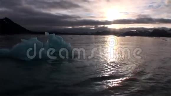 在斯瓦尔巴的北冰洋冰雪冰山的背景下日落视频的预览图