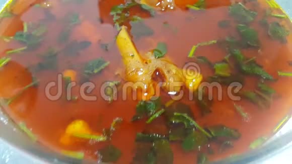 巴基斯坦和孟加拉国流行的siripaaye或paya菜肴的俯视图视频的预览图