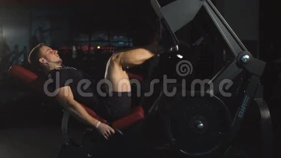 在健身房做腿部按压的男人视频的预览图