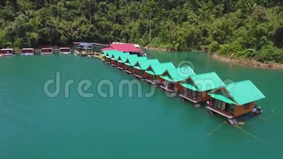 鸟瞰泰国南部国家公园赤澜湖的房屋高清慢行视频的预览图