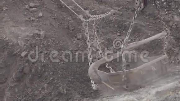 一桶拖线挖掘灰色地面并抛出它特写视频的预览图