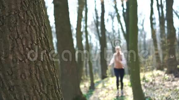 那个跑的女孩正在树附近休息4k视频的预览图